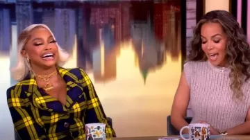 Blazer de lana virgen a cuadros usado por Phaedra Parks como se ve en The View el 8 de julio de 2025