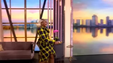 Vivienne Westwood Un colgante de bolso con solapa dorada usado por Phaedra Parks como se ve en The View el 8 de julio de 2025