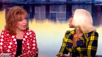 Vivienne Westwood Un colgante de bolso con solapa dorada usado por Phaedra Parks como se ve en The View el 8 de julio de 2025