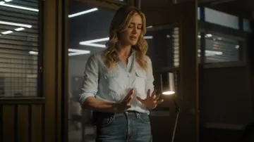 Chemise en lin utilitaire Aritzia Babaton portée par Rebecca 'Bex' Henderson (Melissa Roxburgh) telle qu’on la voit dans The Hunting Party (S01E04)