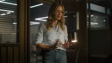 Aritzia Babaton Utility Linen Shirt worn by Rebecca 'Bex' Henderson (Melissa Roxburgh) as seen in The Hunting Party (S01E04)