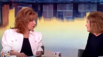 Chaqueta de cuero sintético con volantes Cinq a Sept Holly usada por Joy Behar como se ve en The View el 9 de julio de 2025