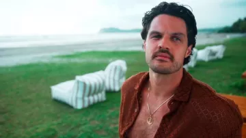 Camisa abotonada de manga corta con textura oversize de Open Edit en tiramisú marrón usada por Spencer Conley como se ve en Bachelor in Paradise (S10E04)