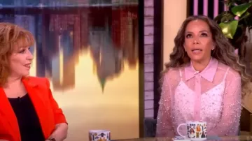 Chemise ornée de rétrofete Aubriella portée par Sunny Hostin comme on le voit dans The View le 10 juillet 2025