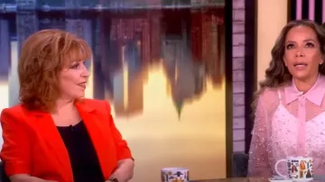 Cinq a Sept Khloe Crepe Blazer usado por Joy Behar como se ve en The View el 10 de julio de 2025