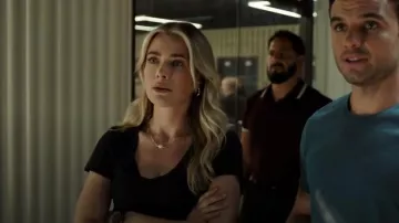 T-shirt à col en V Madewell Whisper porté par Rebecca 'Bex' Henderson (Melissa Roxburgh) comme on le voit dans The Hunting Party (S01E07)