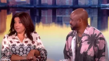 Tanya Taylor Marina Floral Balloon-Sleeve Blouse porté par Ana Navarro comme on le voit dans The View le 11 juillet 2025
