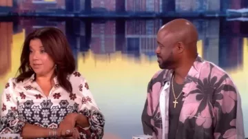 Camisa abotonada de seda floral Dries van Noten Cass usada por Wayne Brady como se ve en The View el 11 de julio de 2025