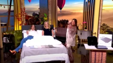 Tom Ford Bomba de tacón cónico laminado 120 utilizada por Sunny Hostin como se ve en The View el 14 de julio de 2025