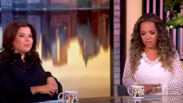 Vestido midi de manga larga de punto abierto Altuzarra Jemmy usado por Sunny Hostin como se ve en The View el 15 de julio de 2025