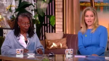 Top de botones de canalé de columna Proenza Schouler Currin usado por Sara Haines como se ve en The View el 15 de julio de 2025
