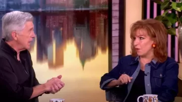 Chaqueta Cinq a Sept Canyon Cropped Sruged usada por Joy Behar como se ve en The View el 16 de julio de 2025