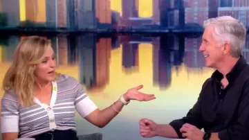 Cárdigan de rayas de algodón Veronica Beard Fawne usado por Sara Haines como se ve en The View el 16 de julio de 2025