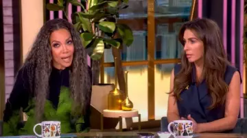 Victoria Beckham Vestido midi de manga larga con estampado de plumas usado por Sunny Hostin como se ve en The View el 17 de julio de 2025