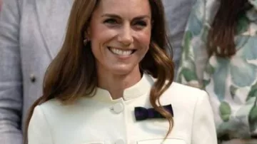 Kate Middleton Campeonato de Tenis de Wimbledon 2025 Chaqueta con cinturón usada por Kate Middleton (Catherine, duquesa de Cambridge) en Kate Middleton: De la clase trabajadora a Windsor