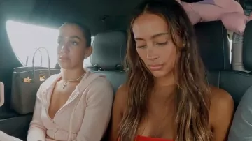 Frankies Bikinis Gilly Hicks Light Pink Cropped Knit Full Zip Hoodie porté par Ariana Biermann comme on le voit dans Next Gen NYC (S01E06)