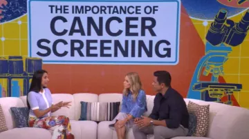 Alice + Olivia Andrew ont placé un pantalon slim bootcut floral porté par Roshini Raj comme on le voit en LIVE avec Kelly et Mark le 22 juillet 2025