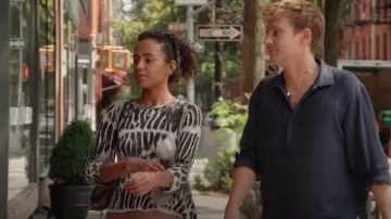 Proenza Schouler Haut à manches longues blanc noir tie dye porté par Ava Dash comme on le voit dans Next Gen NYC (S01E06)