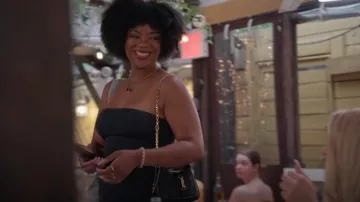 Bolso Jackie adornado con cristal negro Gucci usado por Riley Burress como se ve en Next Gen NYC (S01E06)