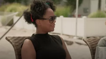 Débardeur à col montant haute compression Express Body Contour porté par Riley Burruss comme on le voit dans Next Gen NYC (S01E08)