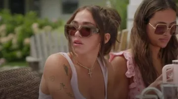 Gafas de sol de montura oversize Prada Eyewear PR 14ZS usadas por Ariana Biermann como se ve en Next Gen NYC (S01E08)
