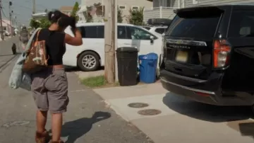 Louis Vuitton Neverfull NM Tote Limited Edition Patches Toile Monogram portée par Riley Burruss comme on le voit dans Next Gen NYC (S01E08)