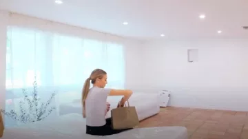 Louis Vuitton LV GHW On The Go MM 2 Way Sac à bandoulière Empreinte Turtledove porté par Veronica Peters comme on le voit dans Welcome to Plathville (S07E01)