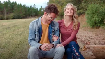 Blusa de manga larga con cuello en V sólido rosa polvoriento de Shein Frenchy Rosa Encaje usada por Lydia Plath como se ve en Welcome to Plathville (S07E01)