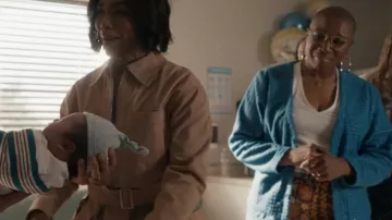 Cardigan à col en V Pleasures Boredom porté par Henrietta Wilson (Aisha Hinds) tel qu’on le voit dans 9-1-1 (S08E18)