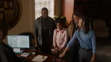 Fear of God Pantalon en laine grise porté par Henrietta Wilson (Aisha Hinds) comme on le voit dans 9-1-1 (S08E18)