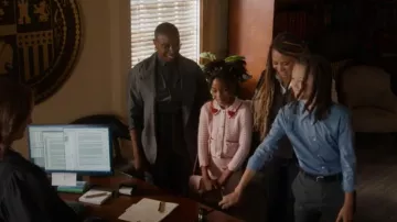 Fear of God Chemise Oxford à manches courtes en coton et laine extensible portée par Henrietta Wilson (Aisha Hinds) comme on le voit dans 9-1-1 (S08E18)