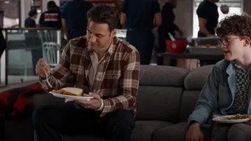 Paige Everett Chemise à manches longues portée par Eddie Diaz (Ryan Guzman) comme on le voit dans 9-1-1 (S08E18)