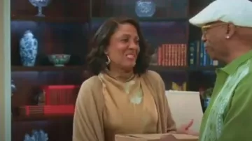 Donna Karan New York Blouse sans manches imprimée à col bénitier portée par Anastasia Devereaux (Alretha Thomas) comme on le voit dans Tyler Perry’s Assisted Living (S06E01)