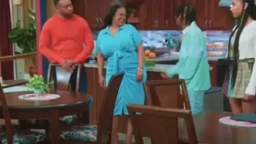 Nina Parker Robe à cravate grande taille à la mode portée par Leah (Courtney Nichole) comme on le voit dans Tyler Perry’s Assisted Living (S06E01)