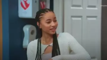 Urban Outfitters Cárdigan crema de punto con gofres y crema usado por Sandra (Tayler Buck) como se ve en Tyler Perry's Assisted Living (S06E01)