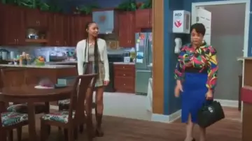 Dr Martens 1B99 Botas de plataforma de media pantorrilla de cuero americano gótico usadas por Sandra (Tayler Buck) como se ve en Tyler Perry's Assisted Living (S06E01)