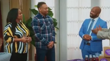 Vestido con cinturón y manga enrollada con estampado a rayas Shein Plus usado por Leah (Courtney Nichole) como se ve en Tyler Perry's Assisted Living (S06E02)