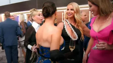 Stella Mccartney Robe découpée ornée de cristaux portée par Alexia Echevarria comme on le voit dans The Real Housewives of Miami (S07E07)