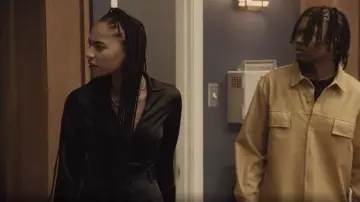 GB Blusa cruzada de satén coordinada en negro usada por Sandra (Tayler Buck) como se ve en Tyler Perry's Assisted Living (S06E04)