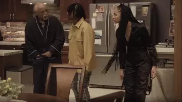 GB High Rise Pantalones cargo de satén a juego usados por Sandra (Tayler Buck) como se ve en Tyler Perry's Assisted Living (S06E04)