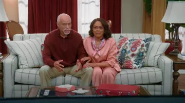 Pantalon à enfiler en satin Calvin Klein porté par Anastasia Devereaux (Alretha Thomas) tel qu’on le voit dans Tyler Perry’s Assisted Living (S06E04)