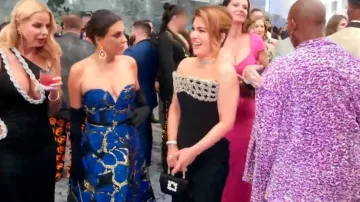 Roger Vivier Bolso de mano de satén adornado con cristales de flores usado por Stephanie Shojaee como se ve en The Real Housewives of Miami (S07E07)