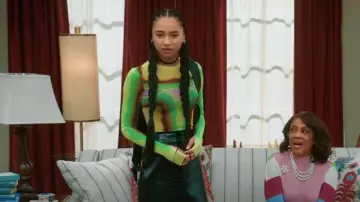 AFRM Kaylee Print Mesh Top usado por Sandra (Tayler Buck) como se ve en Tyler Perry's Assisted Living (S06E05)