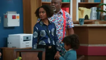 Camisa estampada de Zara usada por Lindor (Nicholas Duvernay) como se ve en Tyler Perry's Assisted Living (S06E06)