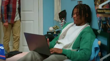 Obey Anderson '60s Stripe Cotton Cardigan porté par Phillip (Alex Henderson) tel qu’on le voit dans Tyler Perry’s Assisted Living (S06E06)
