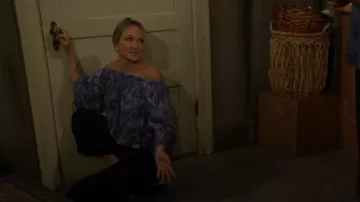 Top de georgette floral con hombros descubiertos tie-dye de Michael Michael Kors usado por Sharon Newman (Sharon Case) como se ve en The Young and the Restless el 17 de julio de 2025