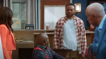 Coton sur Dallas chemise à manches longues portée par Jeremy (Na’im Lynn) comme on le voit dans Tyler Perry’s Assisted Living (S06E08)