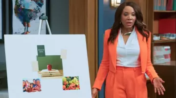 Vici Orange Crop Blazer porté par Kimberly (Johari Johnson) tel qu’on le voit dans Tyler Perry’s Assisted Living (S06E08)
