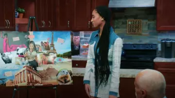 Guess Natalie Tweed & Chaqueta de mezclilla usada por Sandra (Tayler Buck) como se ve en Tyler Perry's Assisted Living (S06E08)