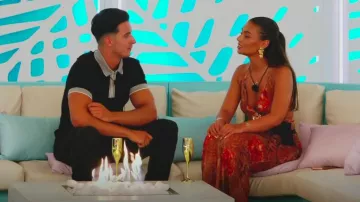 Polo Slim Fit Noir River Island porté par Tommy Bradley comme on le voit dans Love Island (S12E01)